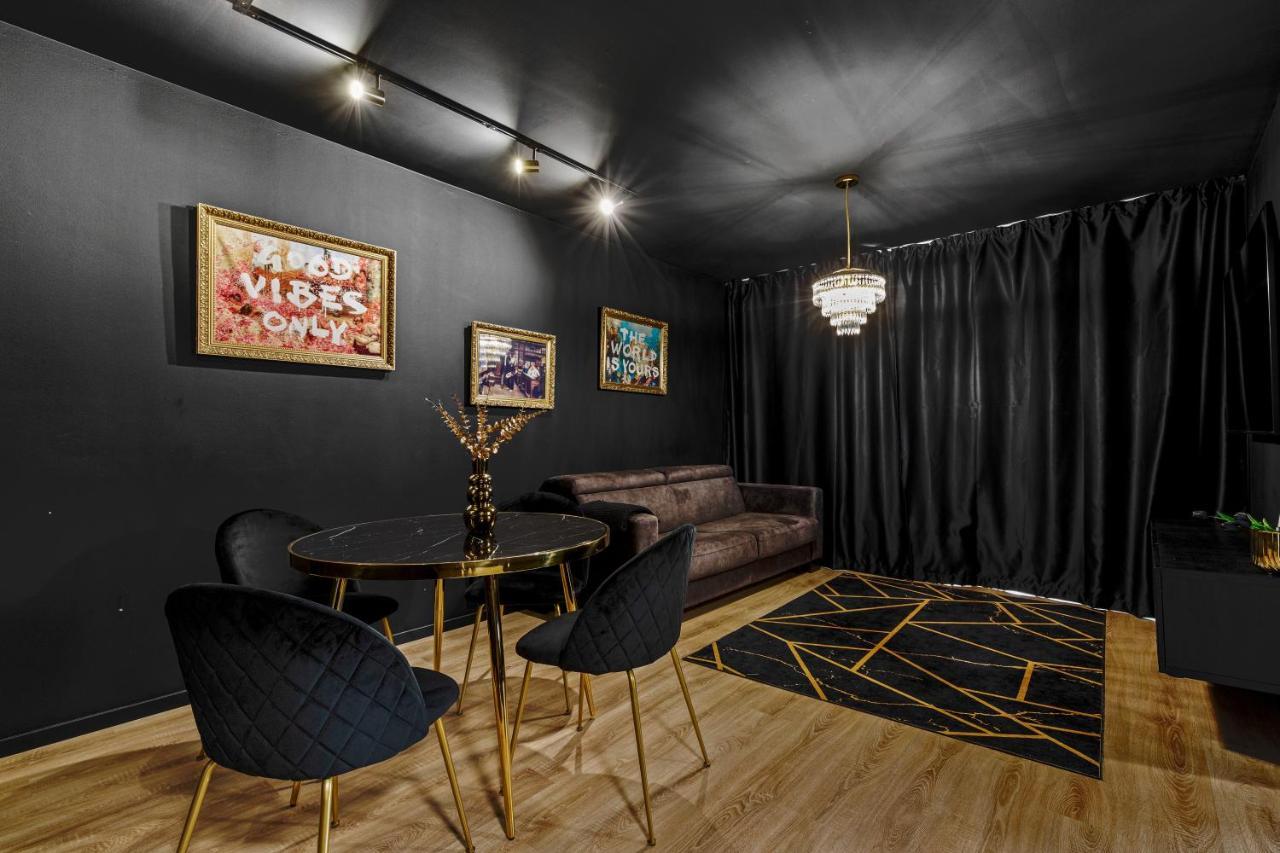 Lam Black - Ac - Balcony Apartment Bratislava Bagian luar foto